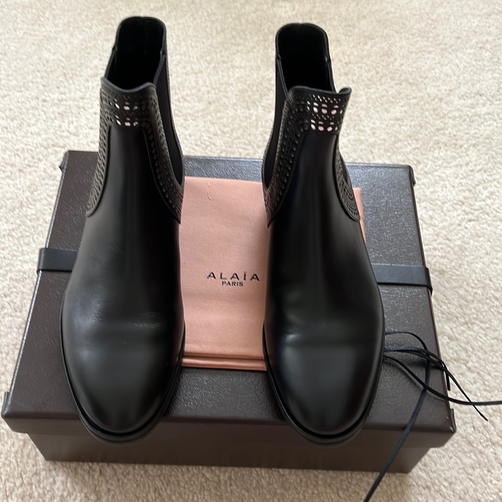 Alaia cutout trim chelsea boot - Picture 7 of 11